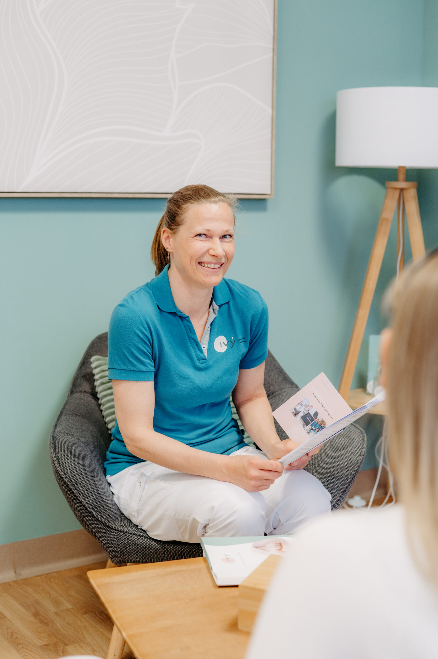 Kinderwunschklinik Ärzte-Teammitglied Dr. Lisa Ehart vom IVY Zentrum für Kinderwunsch mit einer Kinderwunsch Patientin