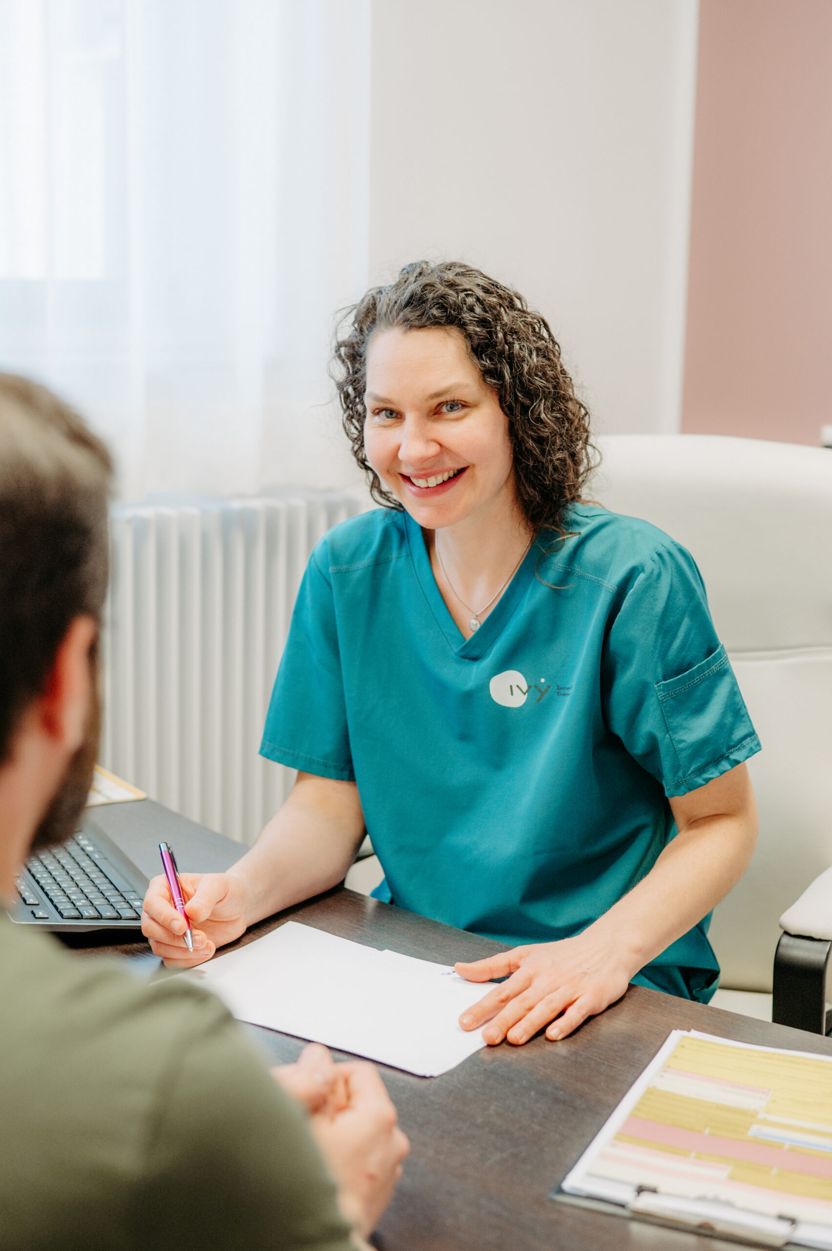 Kinderwunschklinik Ärzte-Teammitglied Dr. Magdalena Haider-Pabinger am Arbeitsplatz