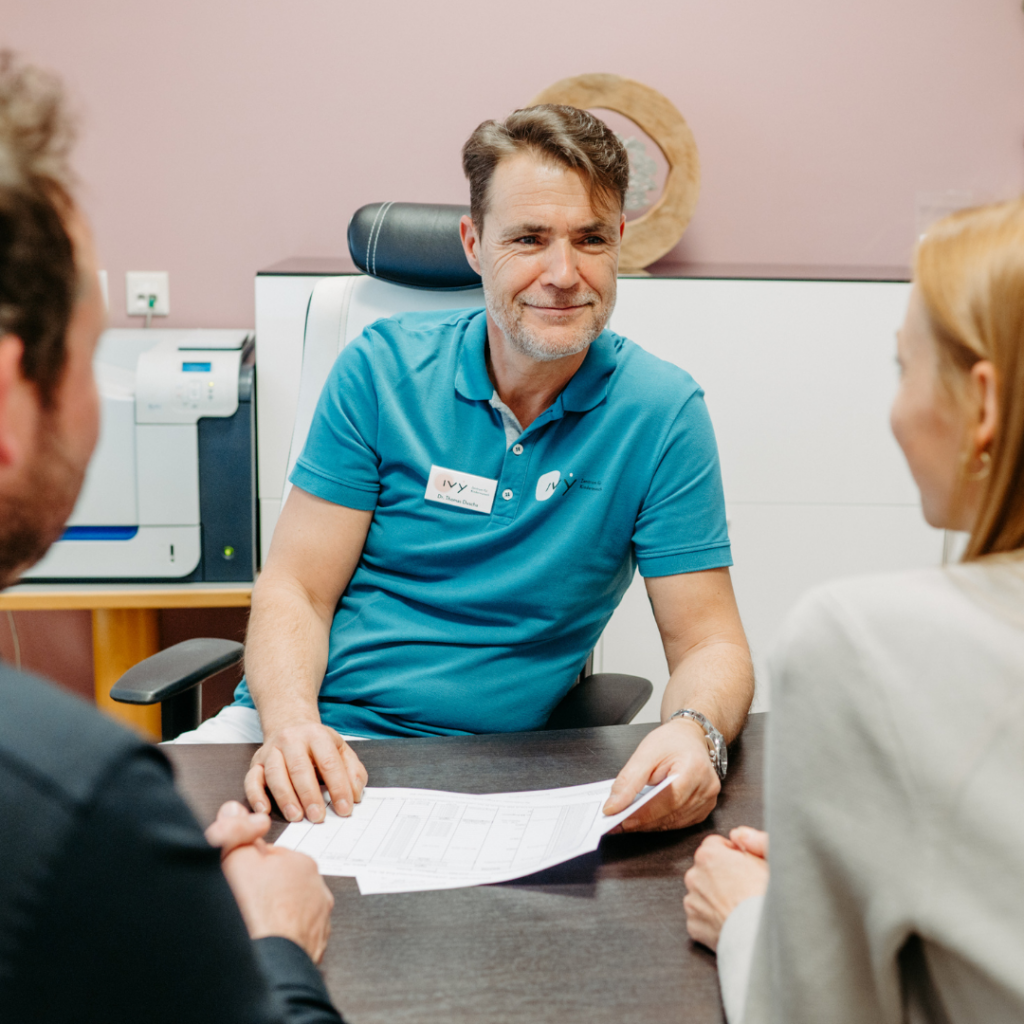 Dr. Thomas Duscha beim Erstgespräch mit Patienten in der IVY Kinderwunschklinik