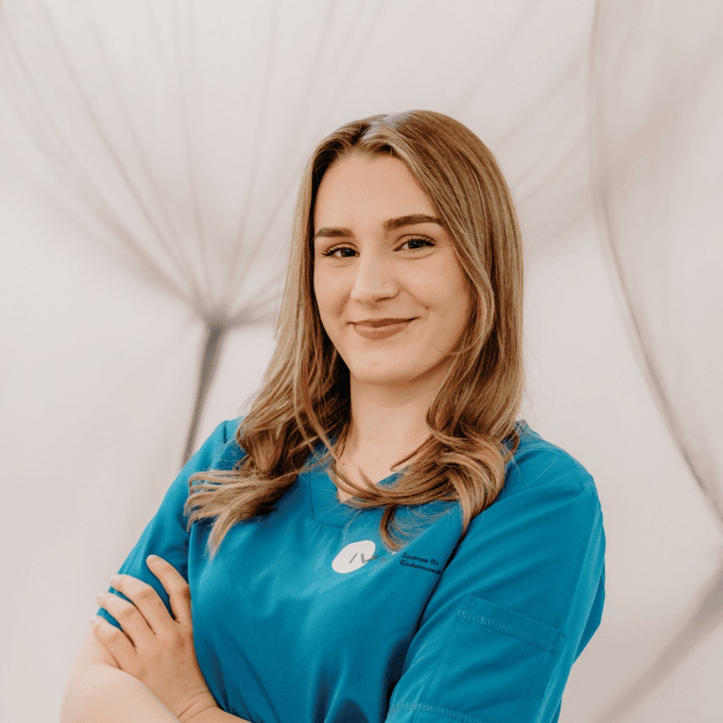 Kinderwunschklinik Teammitglied Yllzona Bytyci am Arbeitsplatz