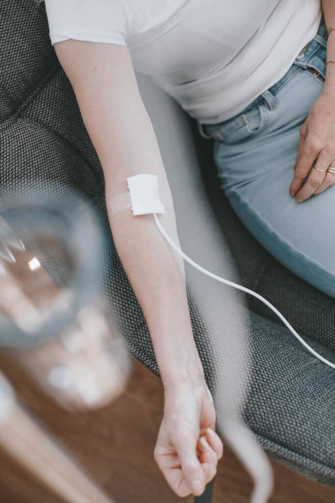 Lipidinfusion am Arm einer Patientin im IVY Zentrum für Kinderwunsch in Wels