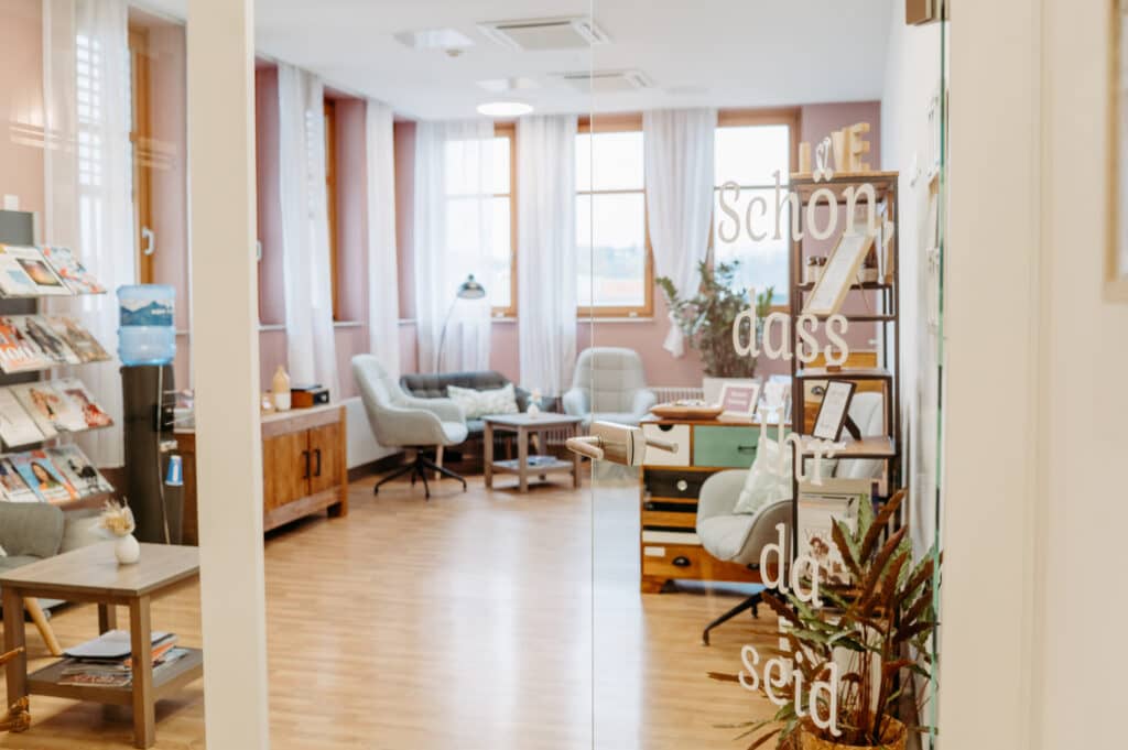 Einblick in den Wartebereich in der IVY Kinderwunschklinik in Wels