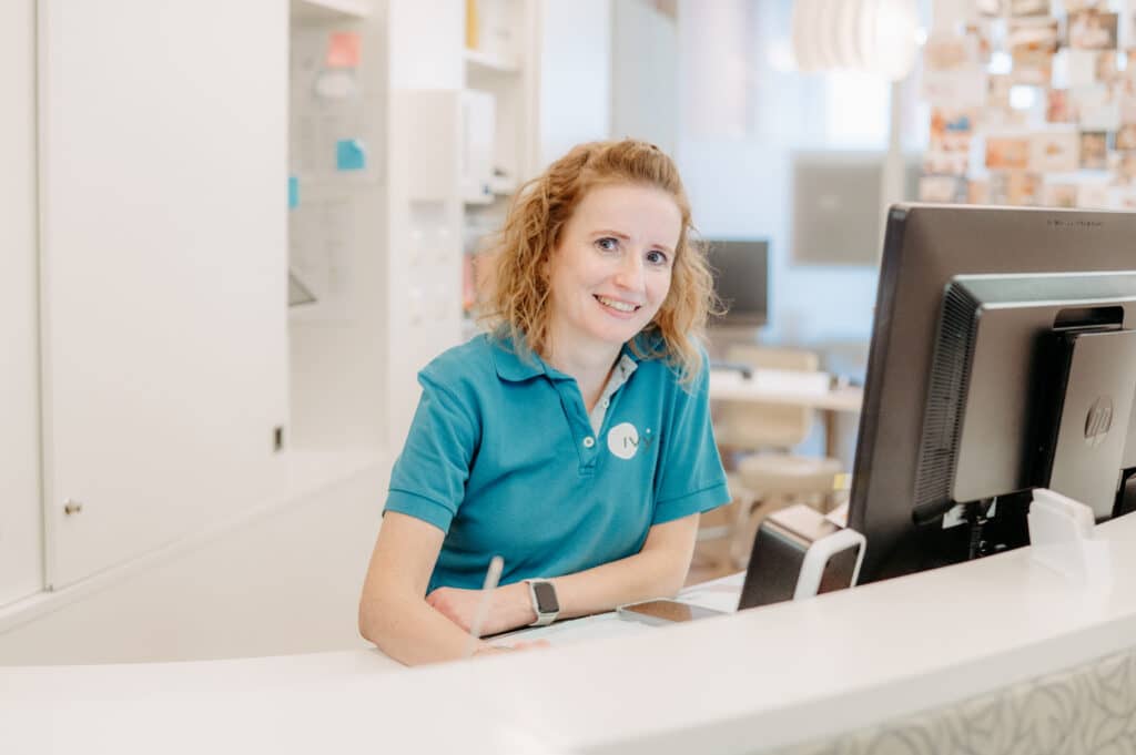 Ursula Huemer, IVF-Fonds-Spezialistin im IVY Zentrum für Kinderwunsch in Wels am Empfang des Kinderwunschinstituts.