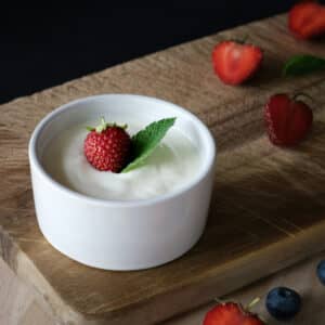 Joghurt im Schälchen mit Erdbeere dekoriert - wertvolle Nährstoffe bei Kinderwunsch