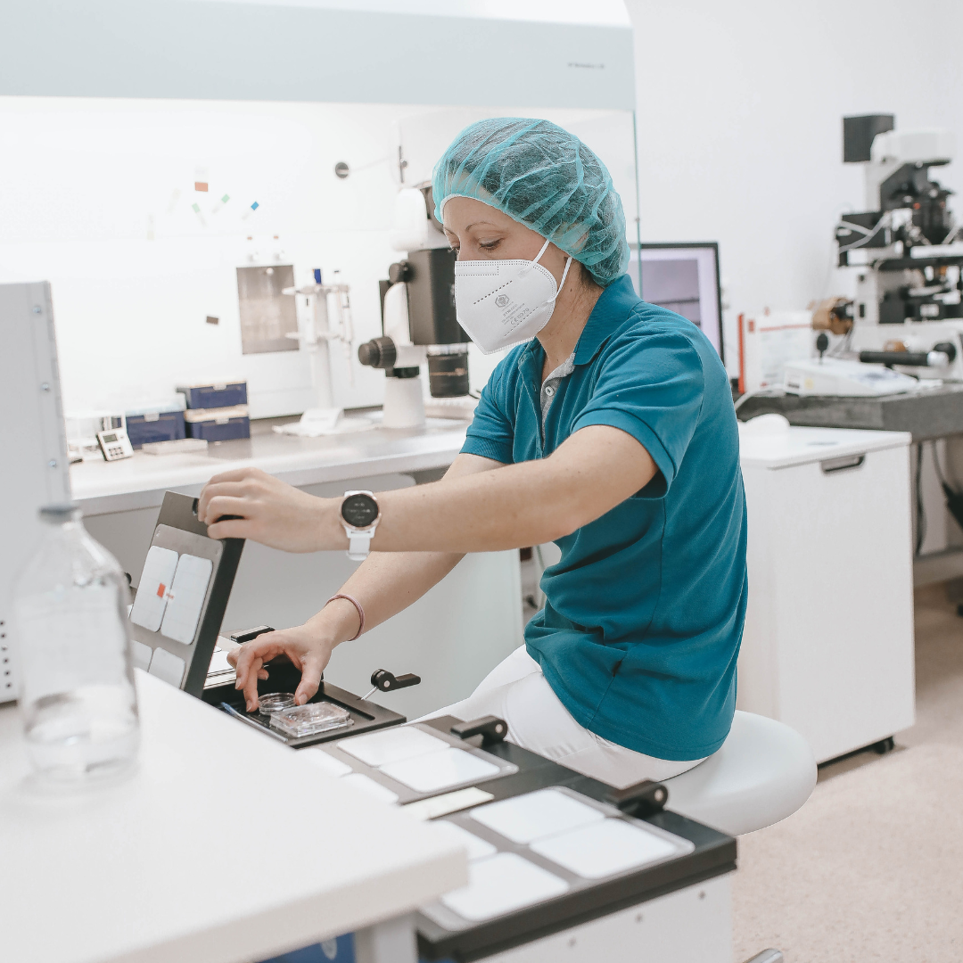 IVF Labor der IVY Kinderwunschklinik Wels. Laborleiterin Christine Stieger bei der Arbeit am offenen Inkubator.