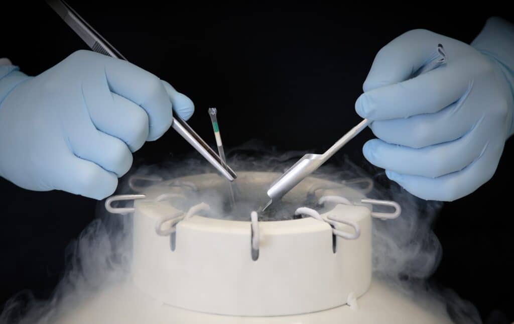 Social Freezing, Egg Freezing oder Lagerung kryokonservierter Embryonen oder Samenzellen in Kryotank in der IVY Kinderwunschklinik in Wels, Oberösterreich