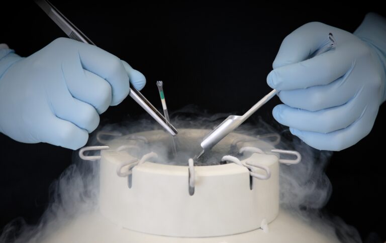 Social Freezing, Egg Freezing oder Lagerung kryokonservierter Embryonen oder Samenzellen in Kryotank in der IVY Kinderwunschklinik in Wels, Oberösterreich